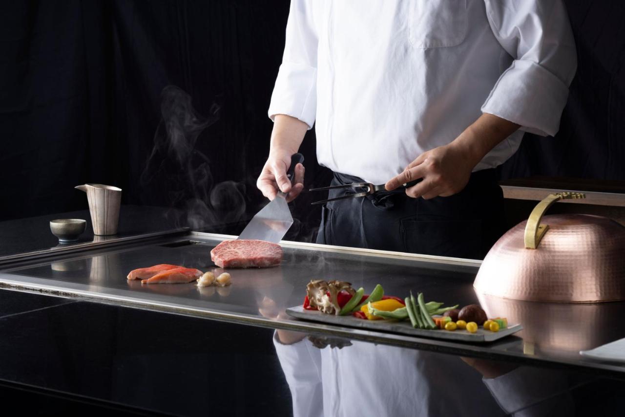 Courtyard By Marriott Shin-Osaka Station Hotel Kültér fotó A chef cooking on a flattop grill