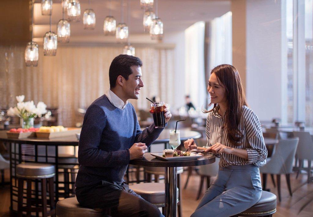 Courtyard By Marriott Shin-Osaka Station Hotel Kültér fotó A couple dining at the hotel